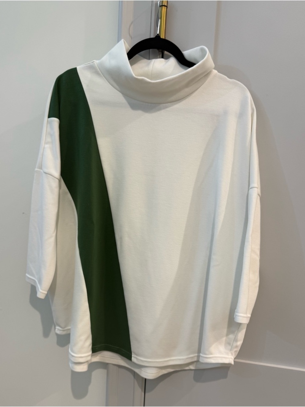 Tuckernuck Green Stripe Swing
Sweatshirt. Size XXL.